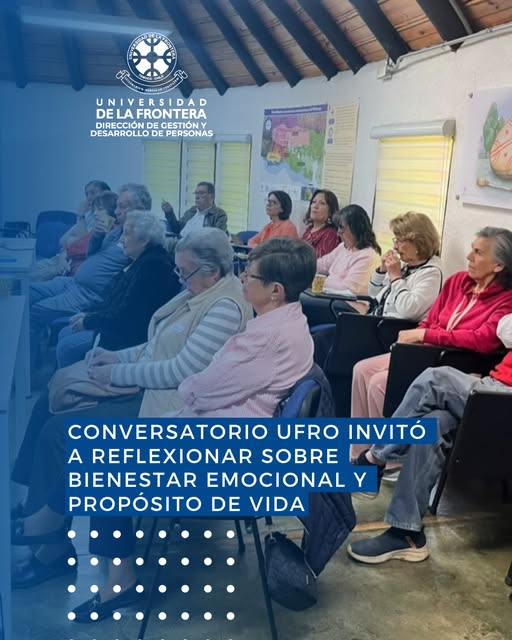 Participantes en un conversatorio sobre bienestar emocional