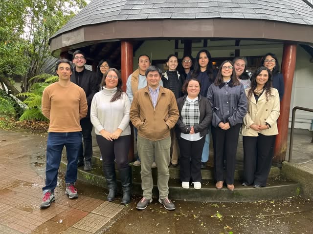 Equipo UFRO reunido al aire libre