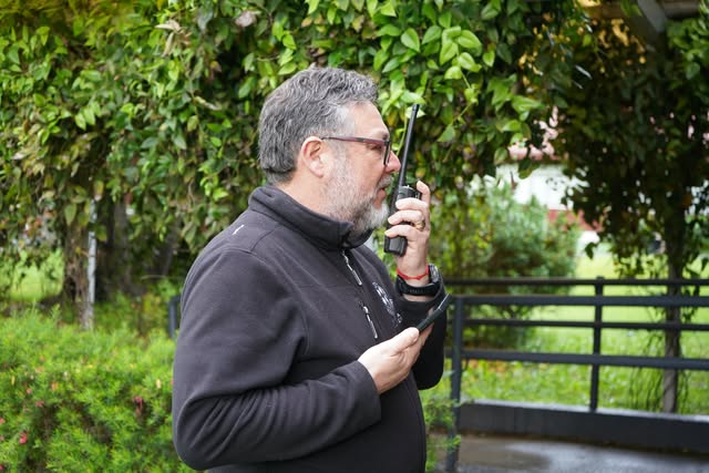 Participante de una actividad UFRO hablando al aire libre