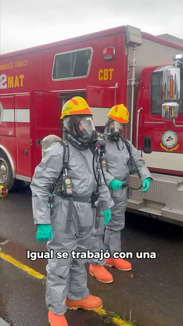 Dos personas con equipos de protección en una capacitación
